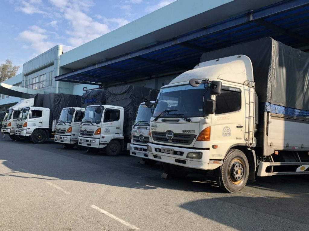 Xe tải chuyển nhà di chuyển trên tuyến đường dài