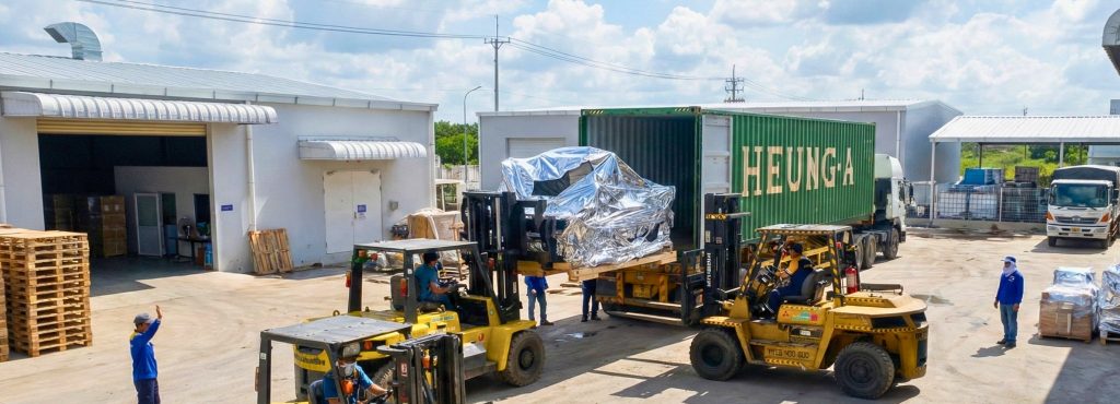 Bốc xếp container bằng xe nâng tại kho quận 10