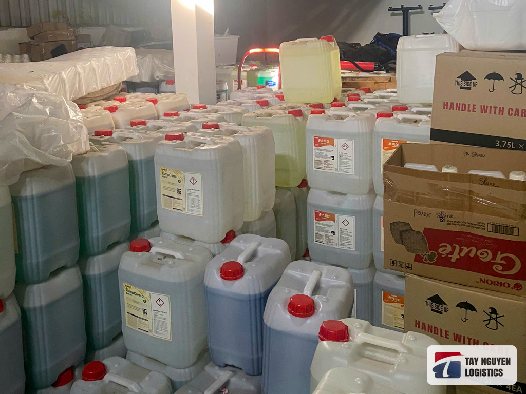 Hàng hóa dạng can chứa chất lỏng được bốc xếp an toàn trong kho