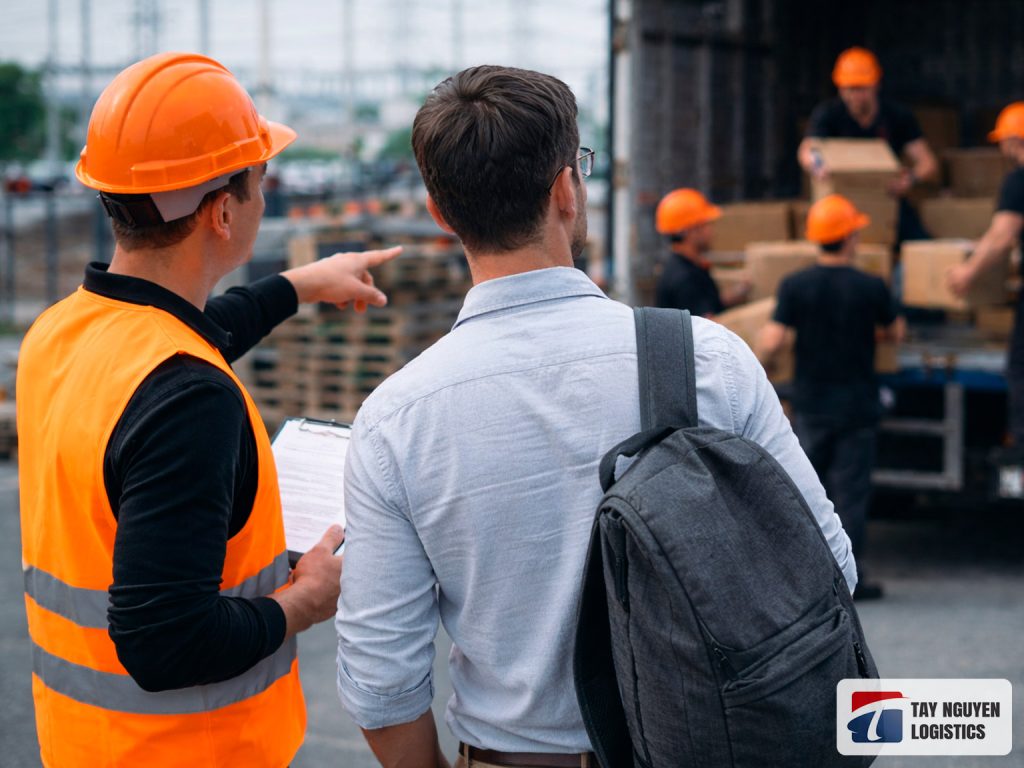 Nhân viên tuân thủ quy định an toàn khi bốc xếp hàng hóa