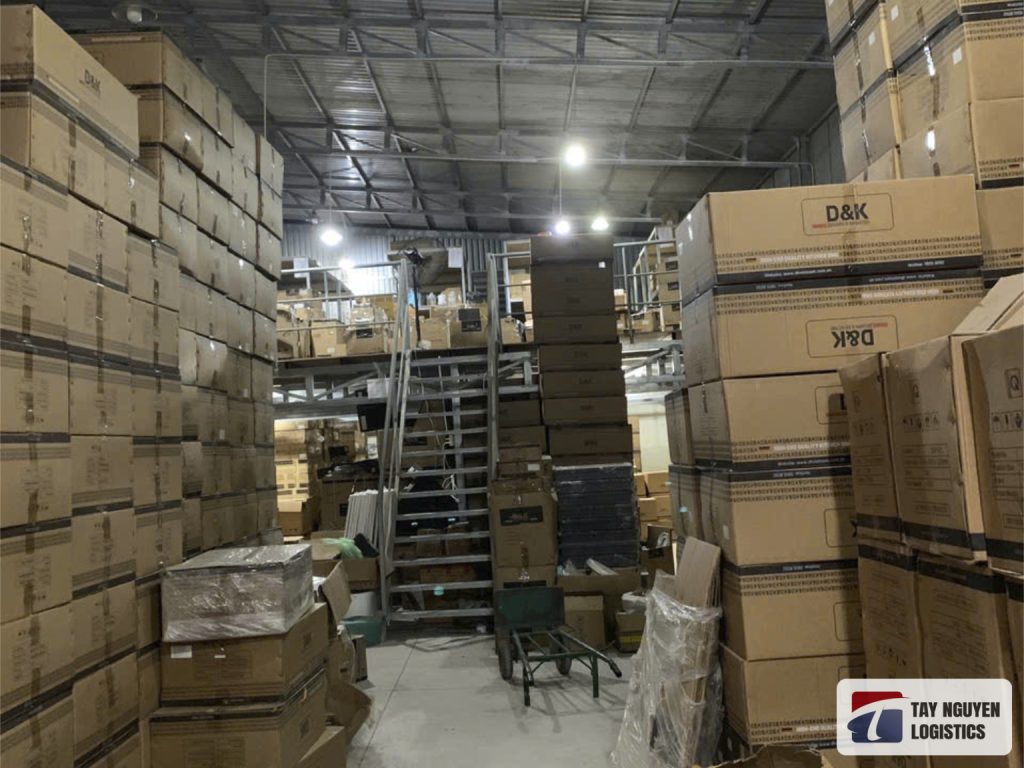 Kho bãi quá tải hàng hóa vào mùa cao điểm cuối năm