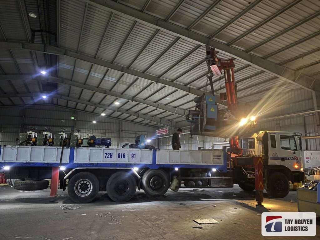 Kiểm tra mặt bằng lối vào kho trước khi thuê xe nâng