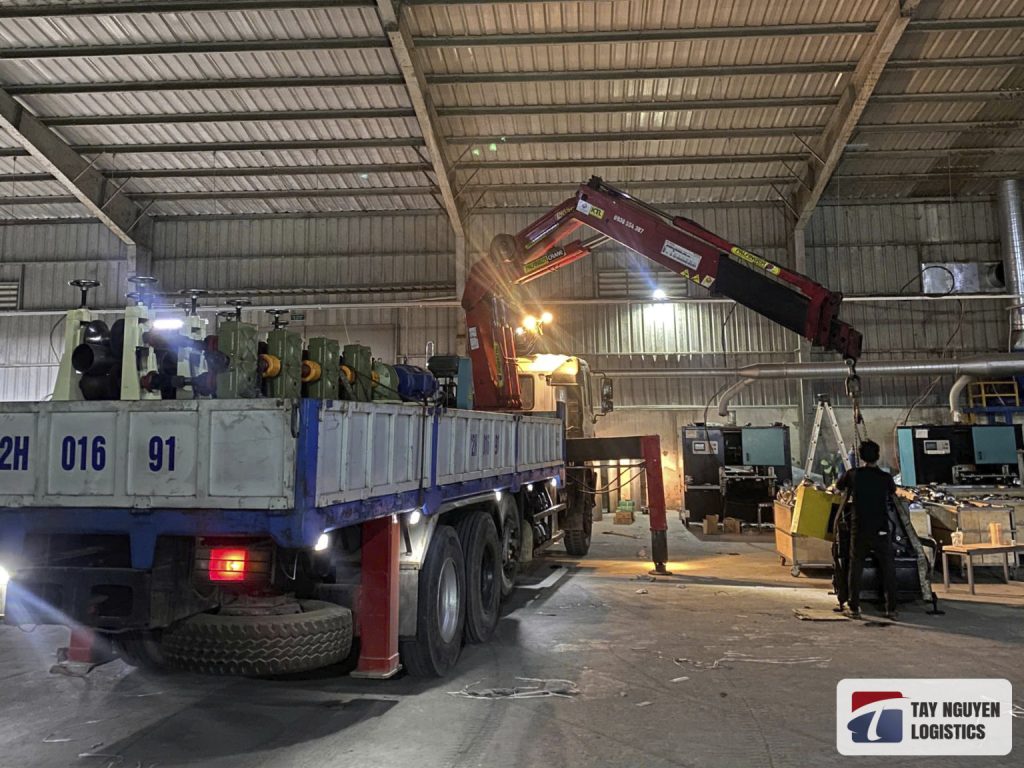 Cho thuê xe nâng bốc xếp hàng hóa trong kho bãi