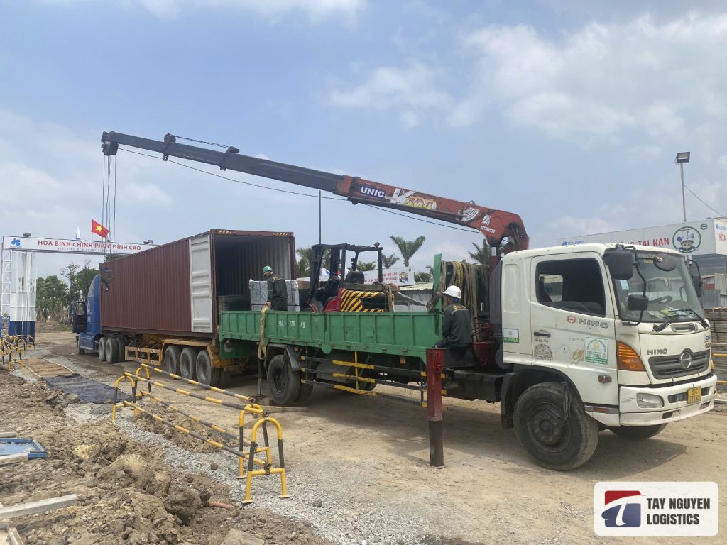 Xe cẩu nâng hạ máy móc tại nhà xưởng