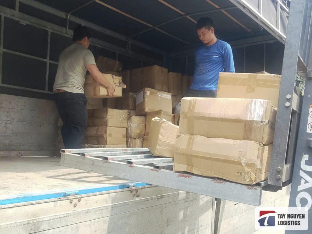 Nhân công bốc xếp hàng hóa lên xe tải tại kho
